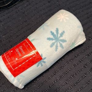 New Home Classics Fleece Throw - Snowflakes